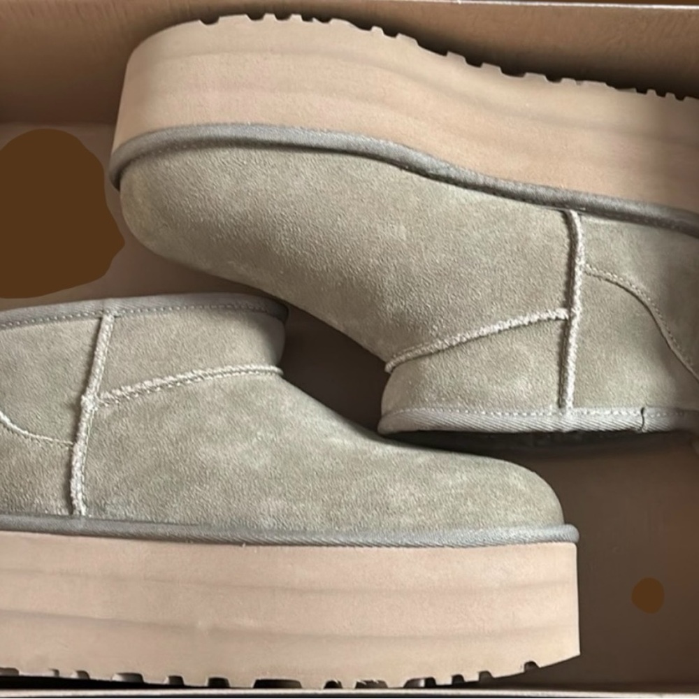 UGG Ultra Classic Mini Platform - Antelope
NWO Box